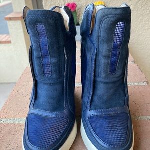 L.A.M.B Royal Blue Suede Ankle Booties Size 6